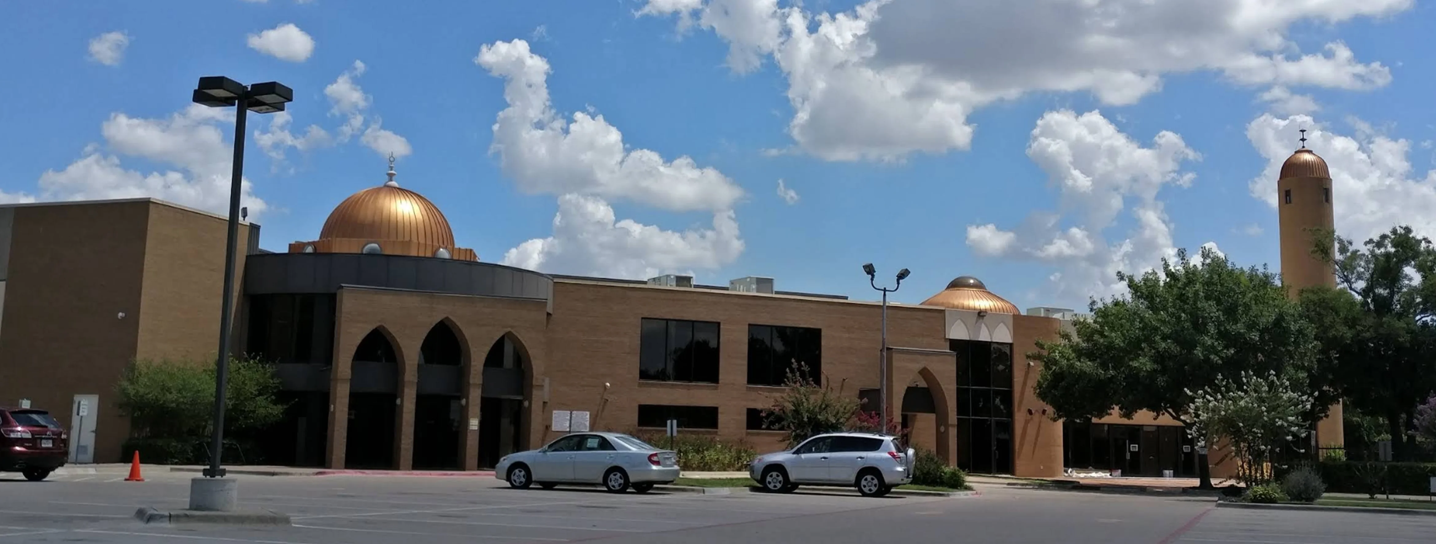 Exterior view of Islamic Association of North Texas Richardson building